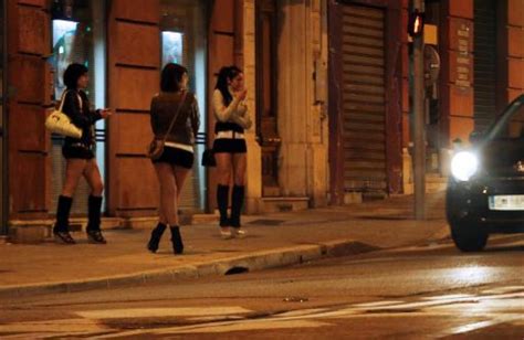 Prostitute La Couronne